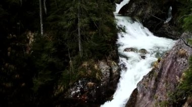 Polonya 'daki Morskie Oko yolunda şelale var.