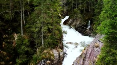 Polonya 'daki Morskie Oko yolunda şelale var.