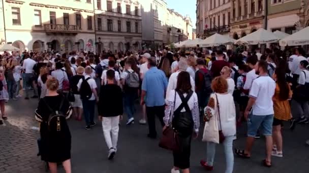 Krakov Polsko Května 2022 Dav Lidí Kráčejících Městem Ukrajinskými Polskými — Stock video