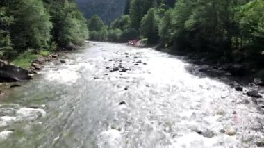 İnsanlar dağ nehrinde rafting yapıyorlar yaz güneşli bir gün Ukraynalı Karpatlar