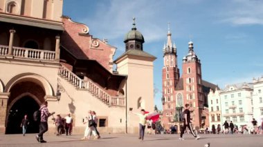 Krakow, Polonya - 19 Mayıs 2022: güneşli Polonya bayrağıyla kaplı küçük çocuk