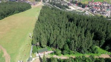 Yazın güneşli bir günde Buckovel Resort 'un genel görünümü
