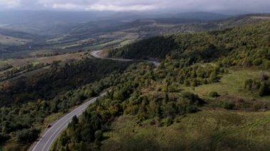 Karpat Dağları 'ndaki yolun hava görüntüsü Boşluğu kopyala