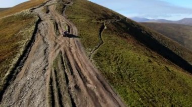 Karpatlar 'ın tepesine giden patika yolunun havadan görünüşü uzayı yol kavramından kopyalar.
