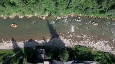 İnsanlar dağ nehrinde rafting yapıyorlar yaz güneşli bir gün Ukraynalı Karpatlar