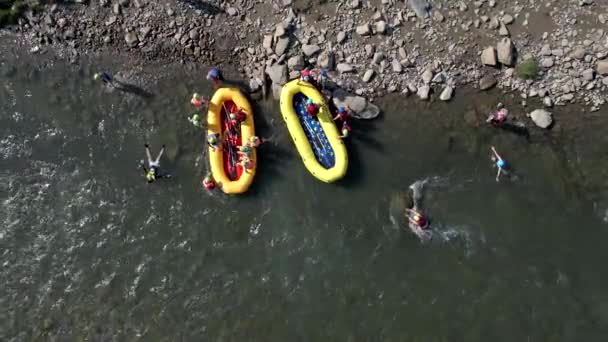 Gens Rafting Rivière Montagne Été Journée Ensoleillée Carpates Ukrainiennes — Video