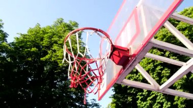 Top basketbolu kaçırdı. Açık havada gökyüzünü kapatın.