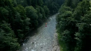 Dağ nehrinin havadan görünüşü. Rafting ekstrem spor. Tekne derede yüzüyor. Ukrayna Karpatı