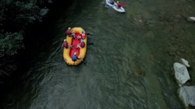 Dağ nehrinin havadan görünüşü. Rafting ekstrem spor. Tekne derede yüzüyor. Ukrayna Karpatı