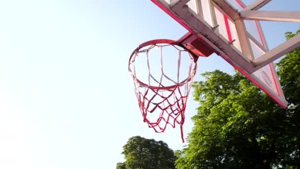 Bola Perdido Baloncesto Borde Primer Plano Cielo Aire Libre — Vídeos de Stock