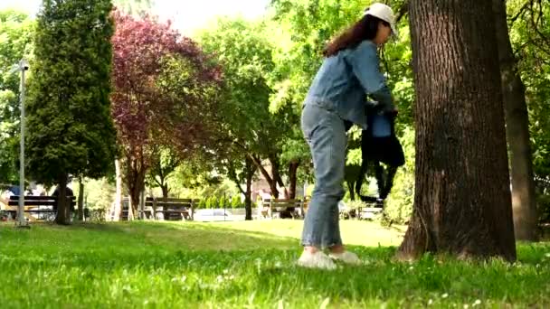 Žena Sedí Letním Veřejném Parku Pod Stromem Čtení Knihy Kopírovat — Stock video