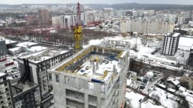 Apartman inşaatının havadan manzaralı kış sezonu