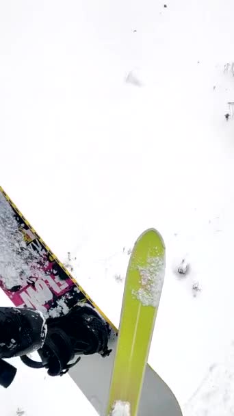 Пара Сидить Кріслі Ліфта Гірськолижному Курорті Сноубордист Лижник — стокове відео