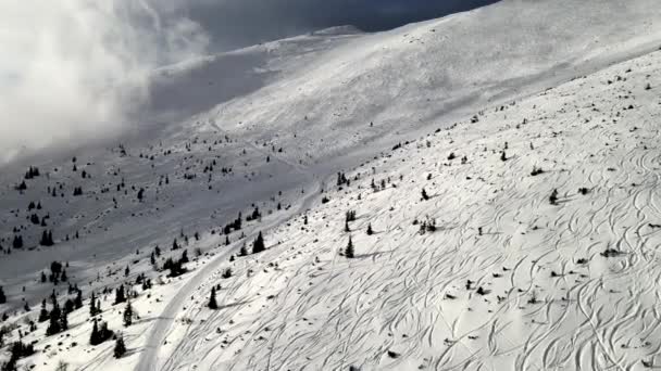 山岳斜面でのフリーライドパスの空中ビュースロバキアタトラ — ストック動画