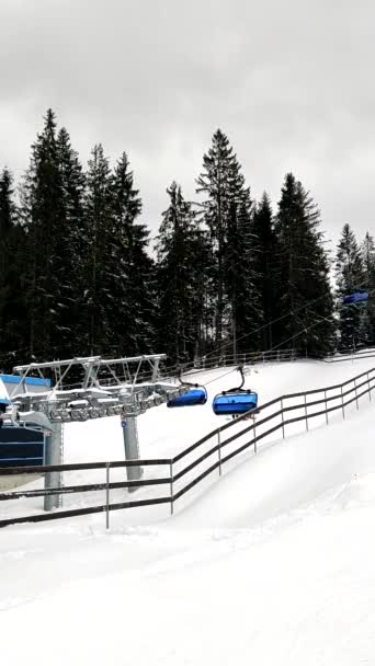 斯洛伐克冬山滑雪胜地的座椅电梯 — 图库视频影像