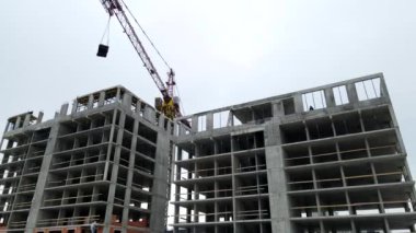 Apartman inşaatının havadan manzaralı kış sezonu