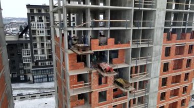 Apartman inşaatının havadan manzaralı kış sezonu