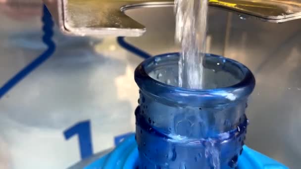 Menuangkan Air Bersih Dalam Botol Besar Menutup — Stok Video