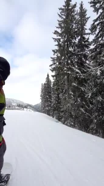 Człowiek Snowboardzista Robi Selfie Stoku Zimowych Zajęć — Wideo stockowe