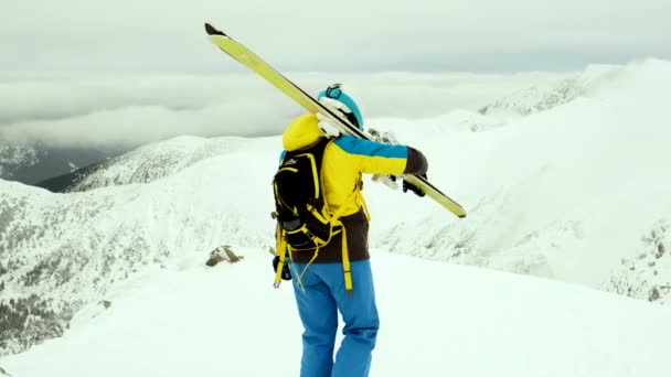 靠近悬崖的女滑雪者搭便车者 — 图库视频影像