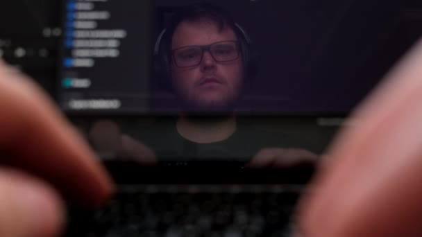 Man Gezicht Reflectie Laptop Scherm Werken Aan Luisteren Muziek Headset — Stockvideo