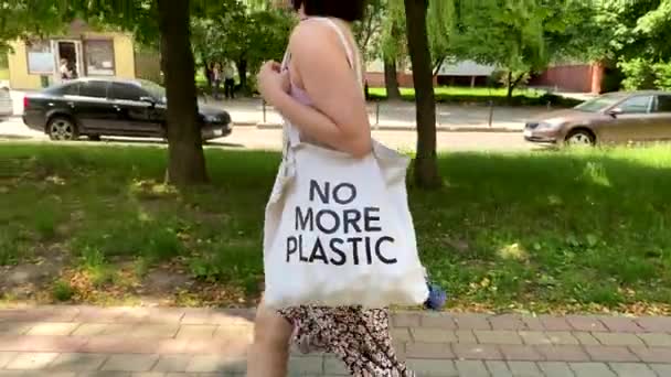 Kvinna Med Material Väska Med Text Inte Mer Plast Det — Stockvideo