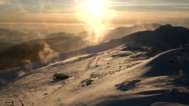 日落时分斯洛维亚滑雪胜地复制着空间山脉的风景 — 图库视频影像