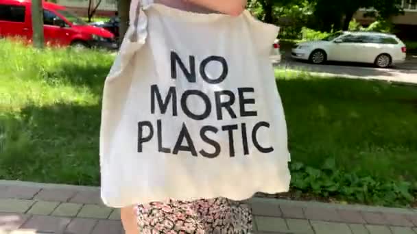 Mulher Com Saco Material Com Texto Não Mais Plástico Nele — Vídeo de Stock