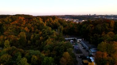 Ukrayna 'daki Lviv şehrinin üstündeki günbatımı kopyalama alanı