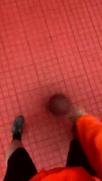 Человек Играющий Баскетбол Открытым Небом — стоковое видео