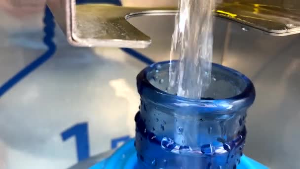 Наливая Чистую Воду Большую Бутылку — стоковое видео