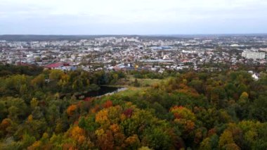 Iviv şehrinin insansız hava aracı çekimlerinin sonbahar renkleri