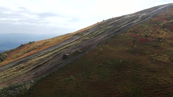 Vista Aérea Coche Fuera Carretera Sendero Montañas Atracción Ucrania — Vídeo de stock