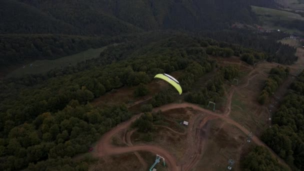 パラグライダーがウクライナのカルパチア山脈上空を飛行した後 — ストック動画