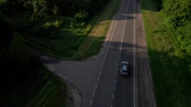 Karayolu ile hareket eden arabanın hava görüntüsü kopyalama alanı