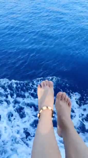 Mulheres Pernas Ficar Fora Barco Mar Ondas Verão Férias — Vídeo de Stock