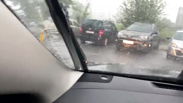 Widok Wnętrza Samochodu Kierownicy Czasie Burzy Deszczowej Lato — Wideo stockowe