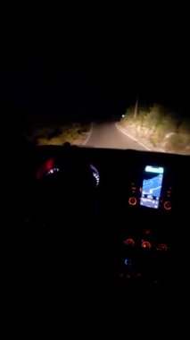 Gece yolculuğu konsept görüntüsü içeriden seyrüsefer telefonda
