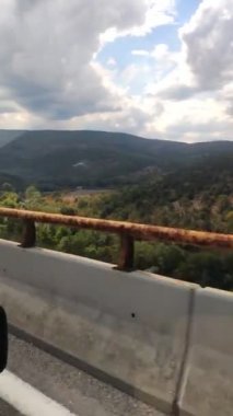 Güneşli bir günde yarış pisti konseptine göre hareket etmek