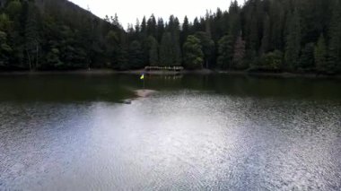 Sonbahar mevsiminde turistlerle birlikte göl iskele manzarası