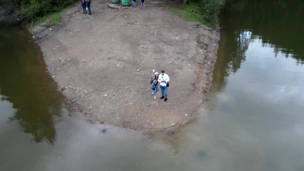 Couple Hikers Smiling Camera Synevyr Lake Carpathian Mountains Ukraine — Vídeo de stock