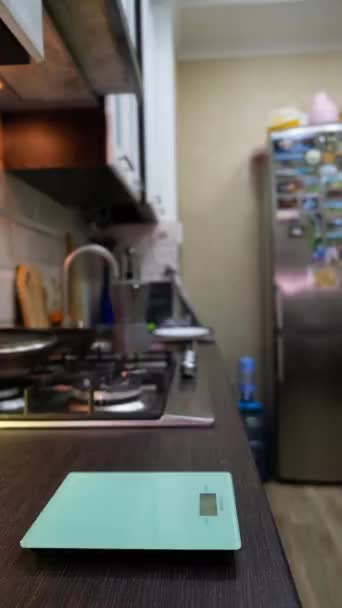 Άνθρωπος Κάνοντας Smoothie Στην Εγχώρια Κουζίνα Βάλτε Συστατικά Και Αναμίξτε — Αρχείο Βίντεο