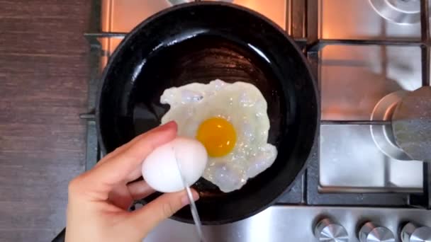 Frying Eggs Pan Overhead View Super Slow Motion Home Kitchen — Vídeo de Stock