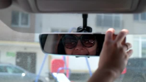 Woman Sunglasses Set Car Rear Mirror — Stock video