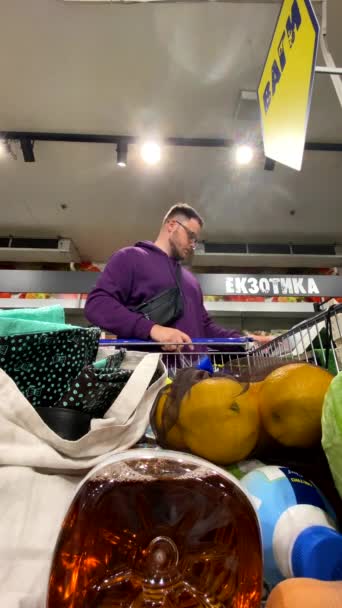 Mann Selfie Läuft Mit Einkaufswagen Durch Lebensmittelgeschäft — Stockvideo