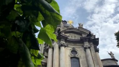 Avrupa mimarisi bulutları ile eski kilise kutsal ayin mavi gökyüzü