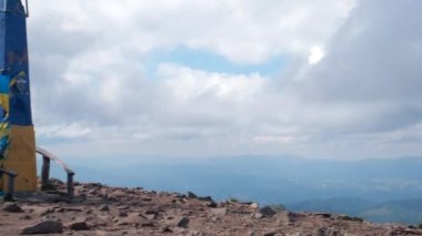 Ukrayna Karpatlar 'daki Hoverla dağının zirvesi yürüyüş konsepti