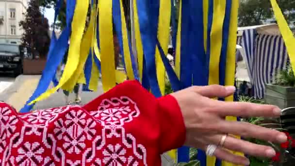 Frau Hand Rotem Besticktem Hemd Berührt Ukrainische Flagge Streifen Zeitlupe — Stockvideo