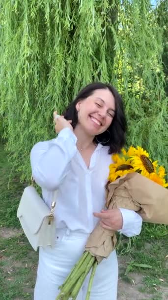 Schöne Glückliche Frau Mit Sonnenblumen Strauß Porträt Aus Nächster Nähe — Stockvideo