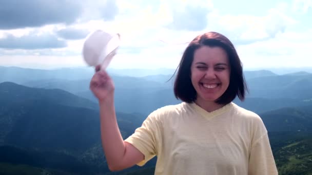 Mulher Feliz Retrato Verificar Suas Montanhas Cabelo Fundo Verão — Vídeo de Stock